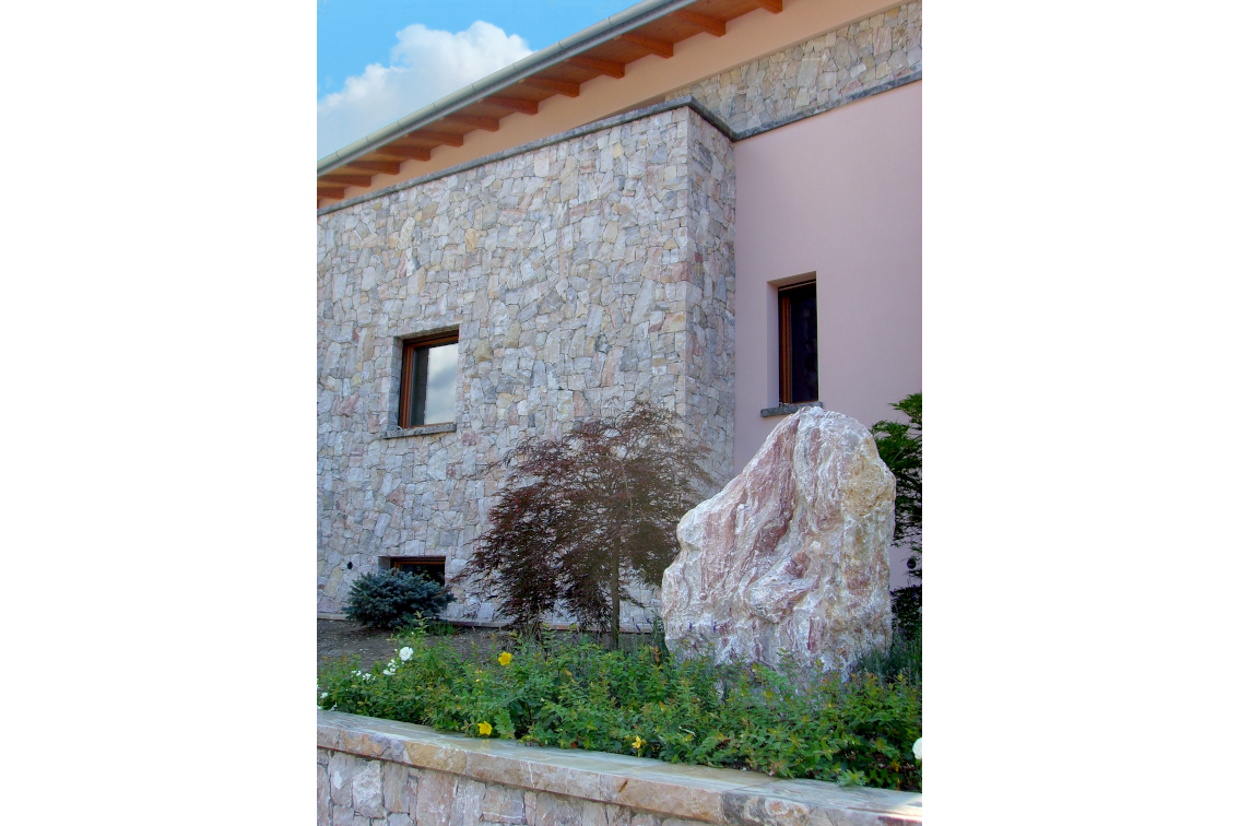 Monolite-Arredo-giardino-Arabescato-Orobico-Rosato-Rosso