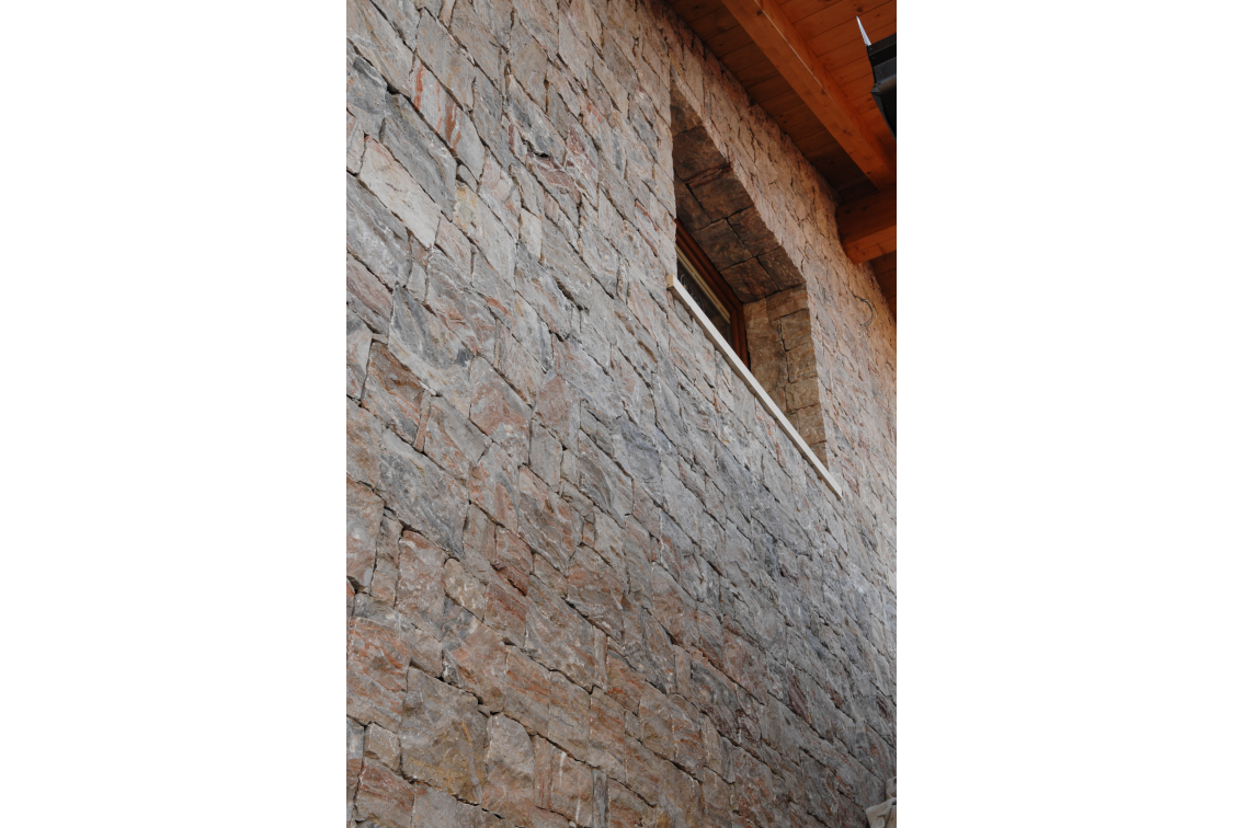 3_Rivestimento Sasso Sottile Grigio Rosa