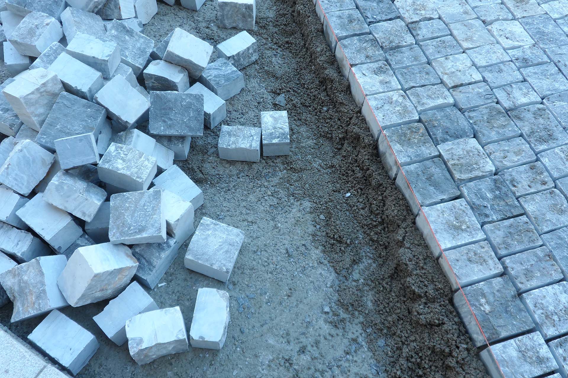 Pavimento-esterno-Cubetti-tranciati-Arabescato-Orobico